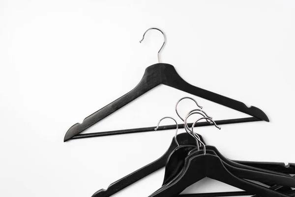 Een stapel kleding hangers op geïsoleerde witte achtergrond — Stockfoto