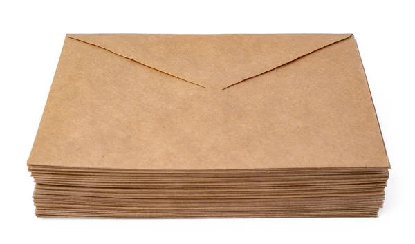 Envelope de artesanato marrom isolado no fundo branco — Fotografia de Stock