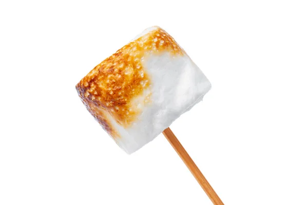 Marshmallows grelhados em paus isolados em branco — Fotografia de Stock