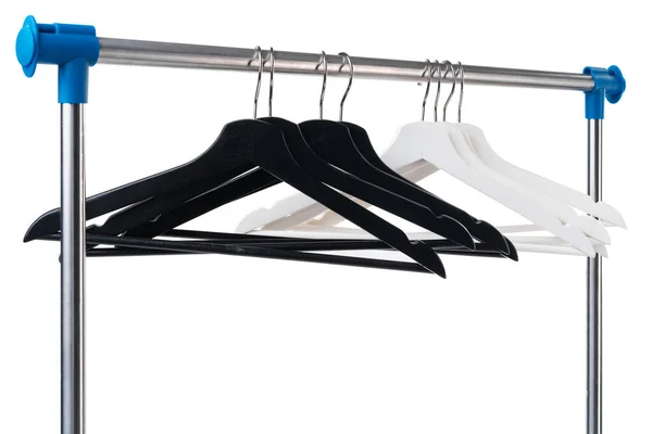 Beyaz arka planda elbise askıları ile metal raf — Stok fotoğraf
