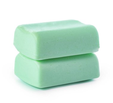 Beyaz arka plan üzerinde izole yeşil sabun barlar.