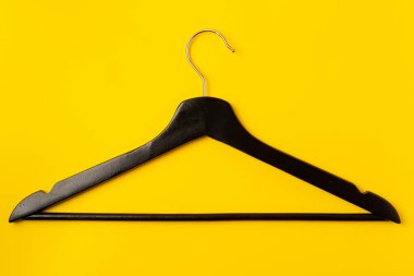 Renkli kağıt üzerine askı. Minimalist moda konsepti.