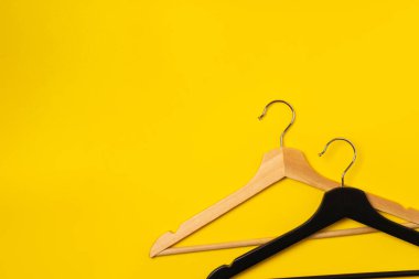 Renkli kağıt üzerine askı. Minimalist moda konsepti.