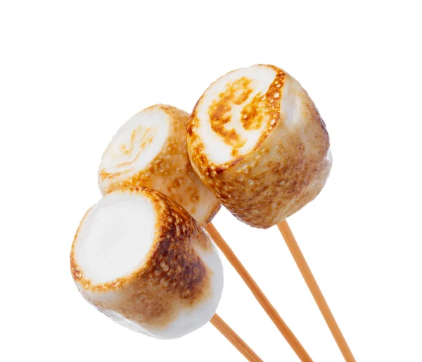 Gegrilde marshmallows op stokjes geïsoleerd op wit — Stockfoto