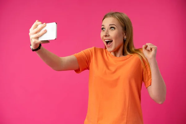 Excité jeune femme surprise en utilisant le téléphone mobile sur fond de studio — Photo