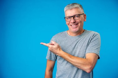 Mutlu olgun bir adam kopyalama alanını işaret ediyor.