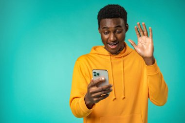 Nane arkaplanı üzerinden akıllı telefon kullanan Afro-Amerikalı bir adam.