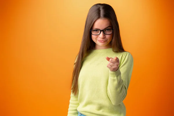 Lustige kaukasische Teenager-Mädchen in Brillen isoliert auf orangefarbenem Hintergrund — Stockfoto