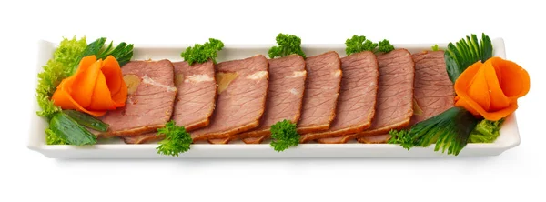 Koud gerookt vlees plaat met salade bladeren geïsoleerd op wit Stockfoto