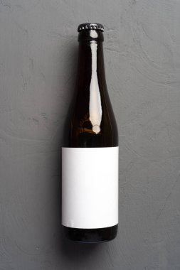 Bira şişesi, gri taş zemin, üst görünüm, metin için kopyalama alanı