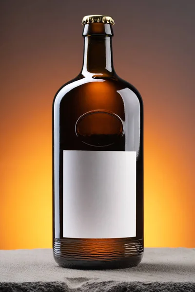 Leeres Etikett auf der Bierflasche auf dunklem Hintergrund. — Stockfoto
