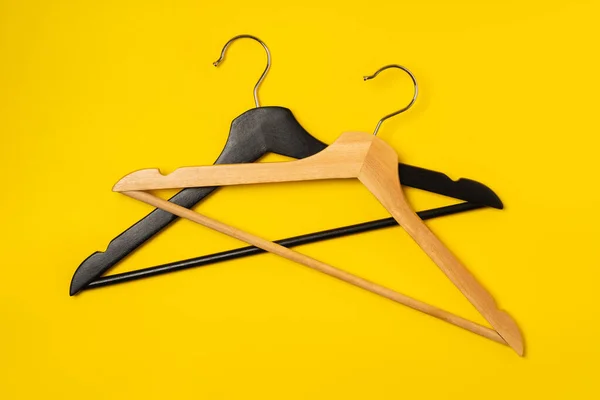 Hanger op gekleurde papieren achtergrond. Minimalistisch modeconcept. — Stockfoto