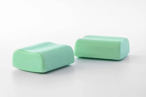 Barre di sapone verde isolato su sfondo bianco . Immagine Stock