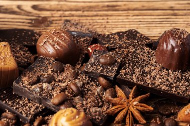 çikolata, kakao, fındık ve baharat ahşap arka plan üzerinde