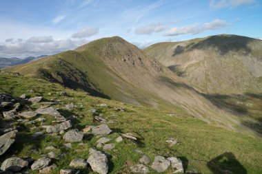 Coniston 'un Yaşlı Adamı' ndan bir dağ sırtı. İngiltere Göl Bölgesi 'nde dağ yürüyüşü