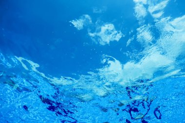 Su yüzeyi su altında, yüzme havuzu yüzey su arka planı