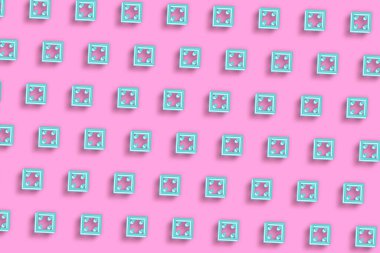 Zirvede Zar Dört, Die Sembolü, pembe minimal arkaplan