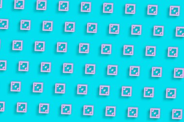 Zar Üç, Die Sembolü, Turkuaz mavi minimalist arkaplan