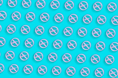 Aşı işareti yok, anti-vaxxers konsepti, turkuaz mavisi minimalist arka plan