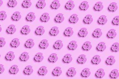 Geri dönüşüm işareti, geri dönüşüm sembolü, ekoloji ve geri dönüşüm kavramı, pembe minimum arkaplan