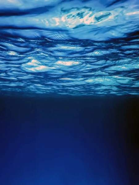 Unterwasserblick Auf Die Meeresoberfläche Unterwasserhintergrund — Stockfoto