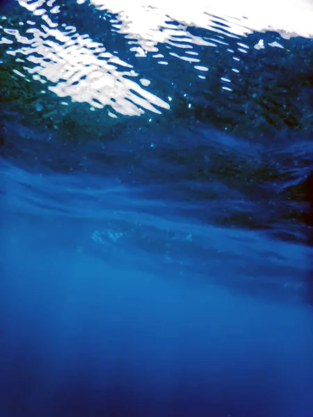 Podvodní Pohled Modrou Hladinu Moře — Stock fotografie