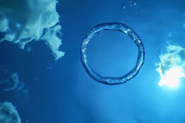 Sualtı Baloncuk Halkası Güneş 'e doğru yükseliyor