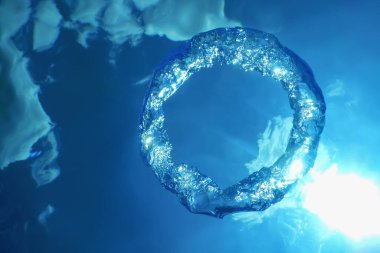 Sualtı Baloncuk Halkası Güneş 'e doğru yükseliyor