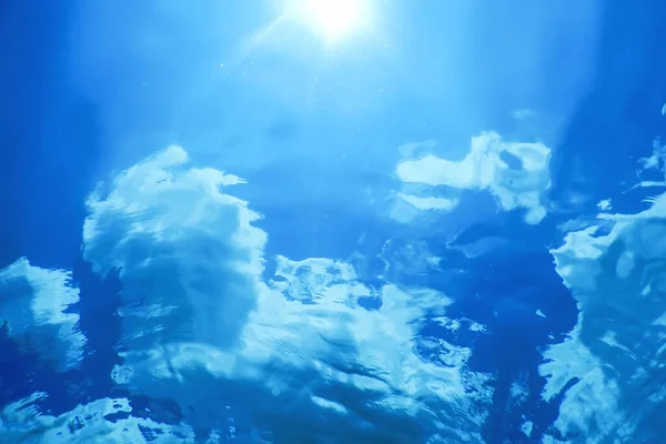 Unterwasserblick Auf Die Wasseroberfläche Hintergrund Unter Wasser — Stockfoto