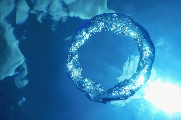 Sualtı Baloncuk Halkası Güneş 'e doğru yükseliyor