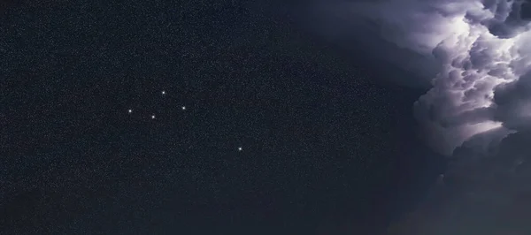 Αστερισμός Δελφίνου Νυχτερινός Ουρανός Σμήνος Αστεριών Βαθύ Διάστημα Σύννεφα Καταιγίδας — Φωτογραφία Αρχείου