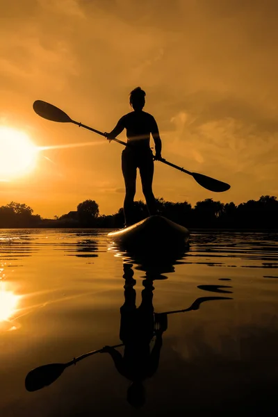 Kobieta Pokładzie Paddle Boarding Zachodzie Słońca Refleksji Nad Wodą — Zdjęcie stockowe