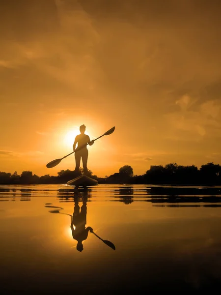 Kvinna Sup Board Paddla Ombordstigning Vid Solnedgången Reflektion Över Vatten — Stockfoto