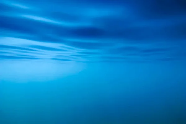 Unterwasserblick Auf Die Wasseroberfläche Unter Wasser — Stockfoto