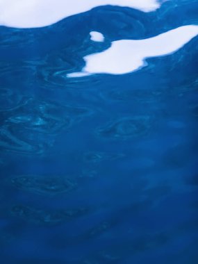 Deniz yüzeyinin sualtı görüntüsü, sualtı arkaplanı.