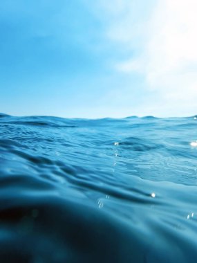 Deniz dalgası yakın, alçak açılı su arkaplanı