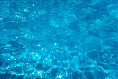 Otelin havuz suyu güneş yansıması arka plan, dalgalı su.
