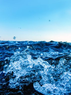 Deniz dalgası sıçrıyor, düşük açılı su arkaplanı