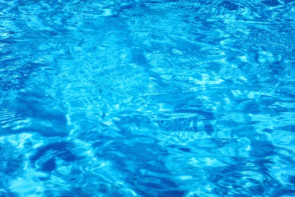 スイミングプールの水日当たりの良い反射 リップル水 — ストック写真