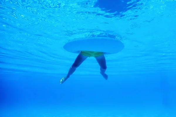 Photo Sous Marine Garçon Avec Flotteur Nageant Dans Piscine — Photo