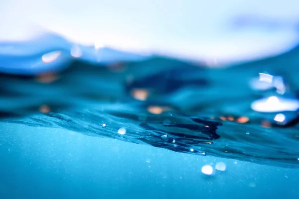 Salpicaduras Olas Marinas Cerca Vista Bajo Ángulo Fondo Agua —  Fotos de Stock