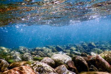 Kayalar ve çakıl taşları, su yüzeyinin altındaki çakıl taşları.