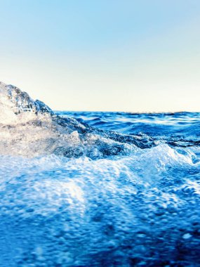 Deniz dalgası sıçrıyor, düşük açılı su arkaplanı