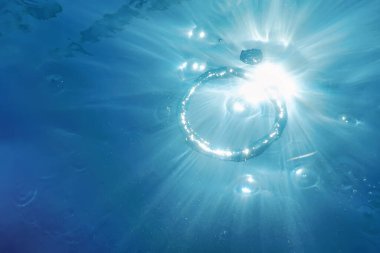 Sualtı Baloncuk Halkası Güneş 'e doğru yükseliyor