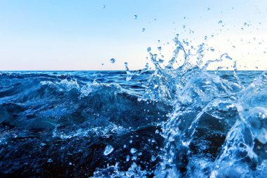 Deniz dalgası sıçrıyor, düşük açılı su arkaplanı