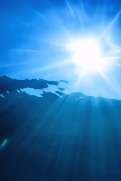Подводный Солнечный Свет Через Поверхность Воды Подводный Фон — стоковое фото