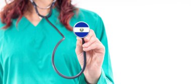 El Salvador Ulusal Sağlık Sistemi Steteskoplu kadın doktor