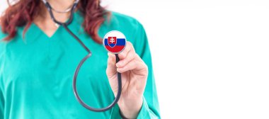 Slovakya ulusal sağlık sistemi steteskoplu kadın doktor