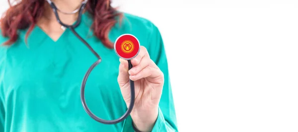 Kırgızistan Ulusal Sağlık Sistemi Steteskoplu Kadın Doktor — Stok fotoğraf