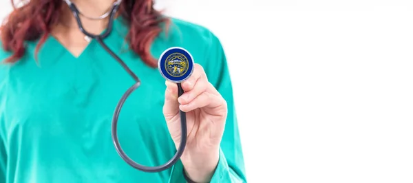 Nebraska Ulusal Sağlık Sistemi Steteskoplu Nebraska Kadın Doktoru — Stok fotoğraf